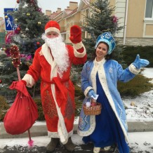 0048-Ded-Moroz-so-Snegurochkoi-idut-pozdriavliat-rebiat